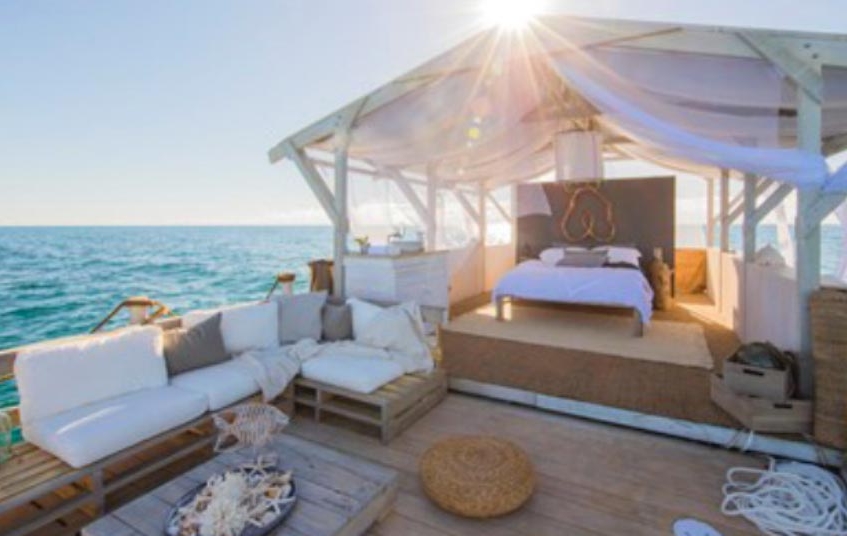 Il panorama della barriera corallina dall’appartamento galleggiante su Airbnb