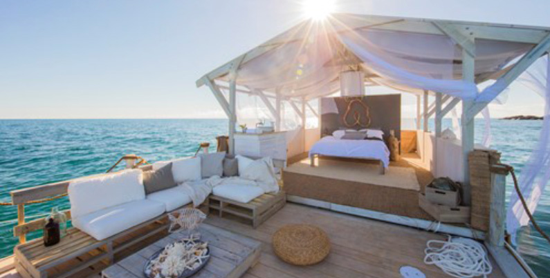 Le finestre sono una delle cose meno utili in un appartamento galleggiante. La camera da letto principale e la zona seduta offrono una vista senza precedenti del Reef circostante.